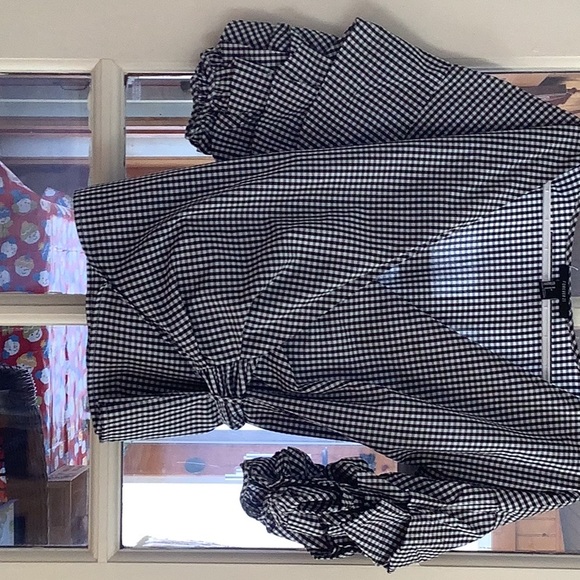 Wrap around black and white check blouse with ruffled sleeves - Picture 5 of 5